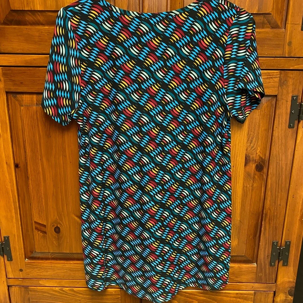 10/10$ bundle 10 (4-5$) items for 10$.LuLaRoe Blue &
Red Short Sleeve Tee - Picture 3 of 5